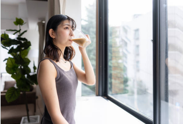커피 마실 땐 창가 앞에서 서서 마시기