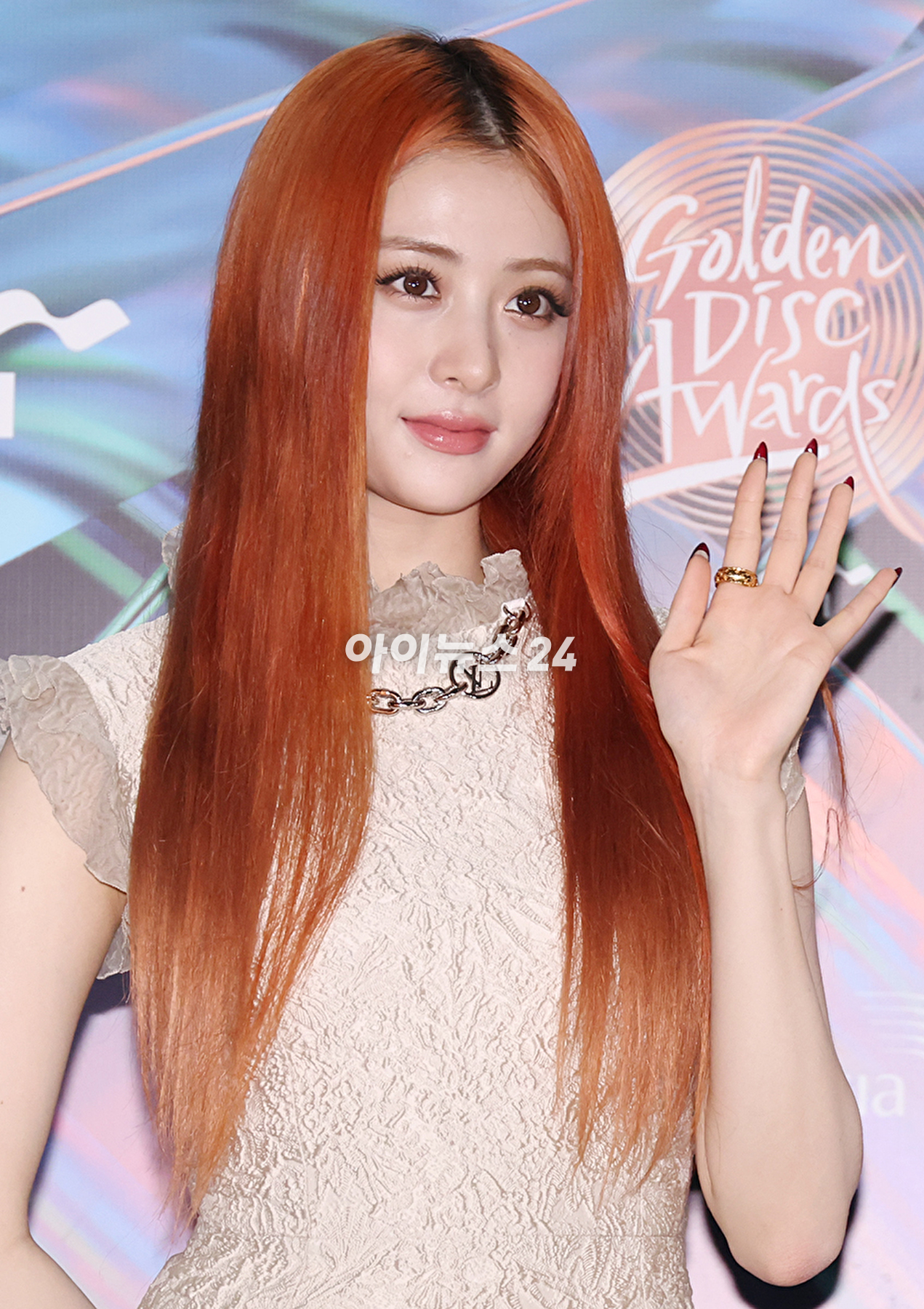 그룹 르세라핌이 6일 오후 인도네시아 자카르타 인터내셔널 스타디움에서 열린 '제38회 골든디스크 어워즈 with 만디리'에 참석하고 있다. [사진=골든디스크 어워즈 사무국]