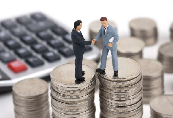 동전들 위에 남자 둘의 피규어