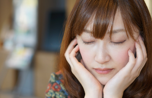 눈꺼풀이 무거워서 눈을 뜰 수 없어