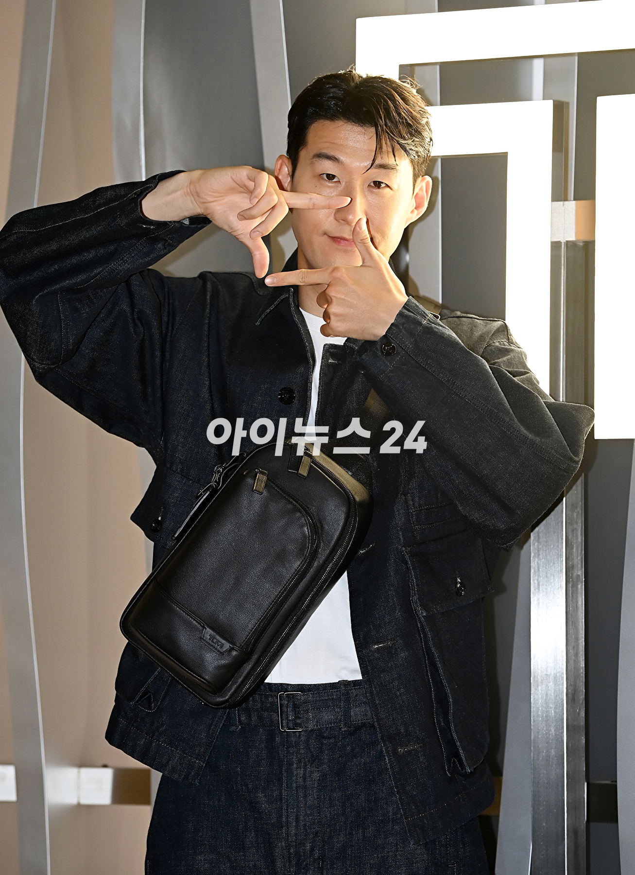 축구선수 손흥민이 3일 오후 서울 롯데월드몰 잠실점에서 열린 투미(TUMI) 팝업스토어 행사에서 포토타임을 갖고 있다. [사진=곽영래 기자]