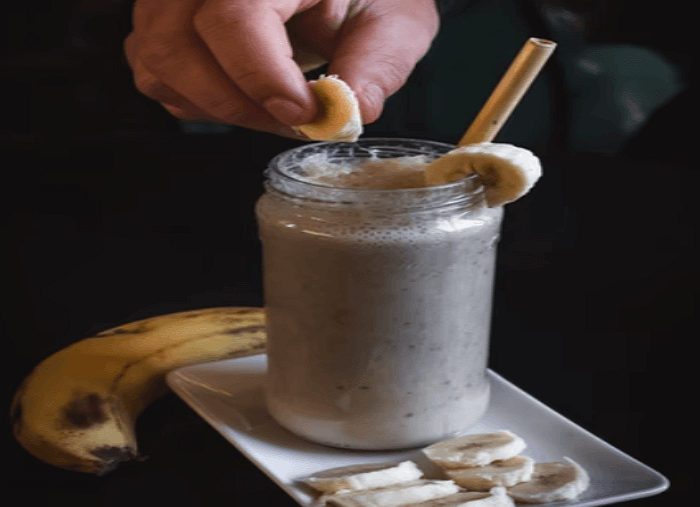 아몬드를 넣고 갈은 바나나 주스