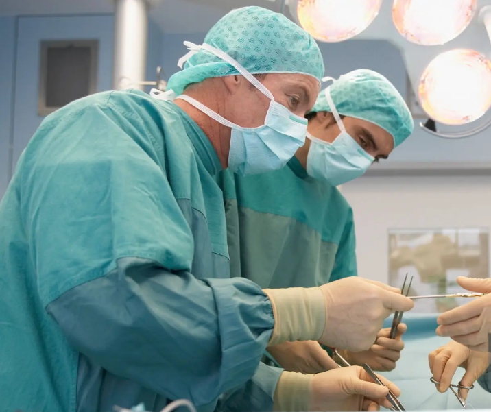 암환자 수술하는 의사의 모습