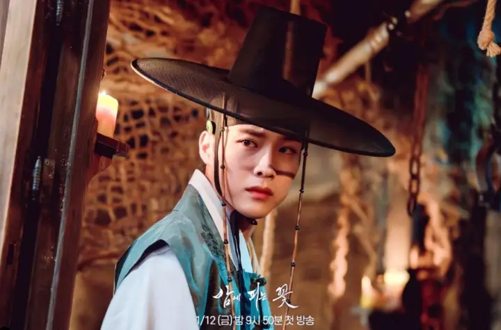 밤에 피는 꽃- 초록색 한복 검은색 갓을 쓰고 뒤를 돌아보고 있는 박수호