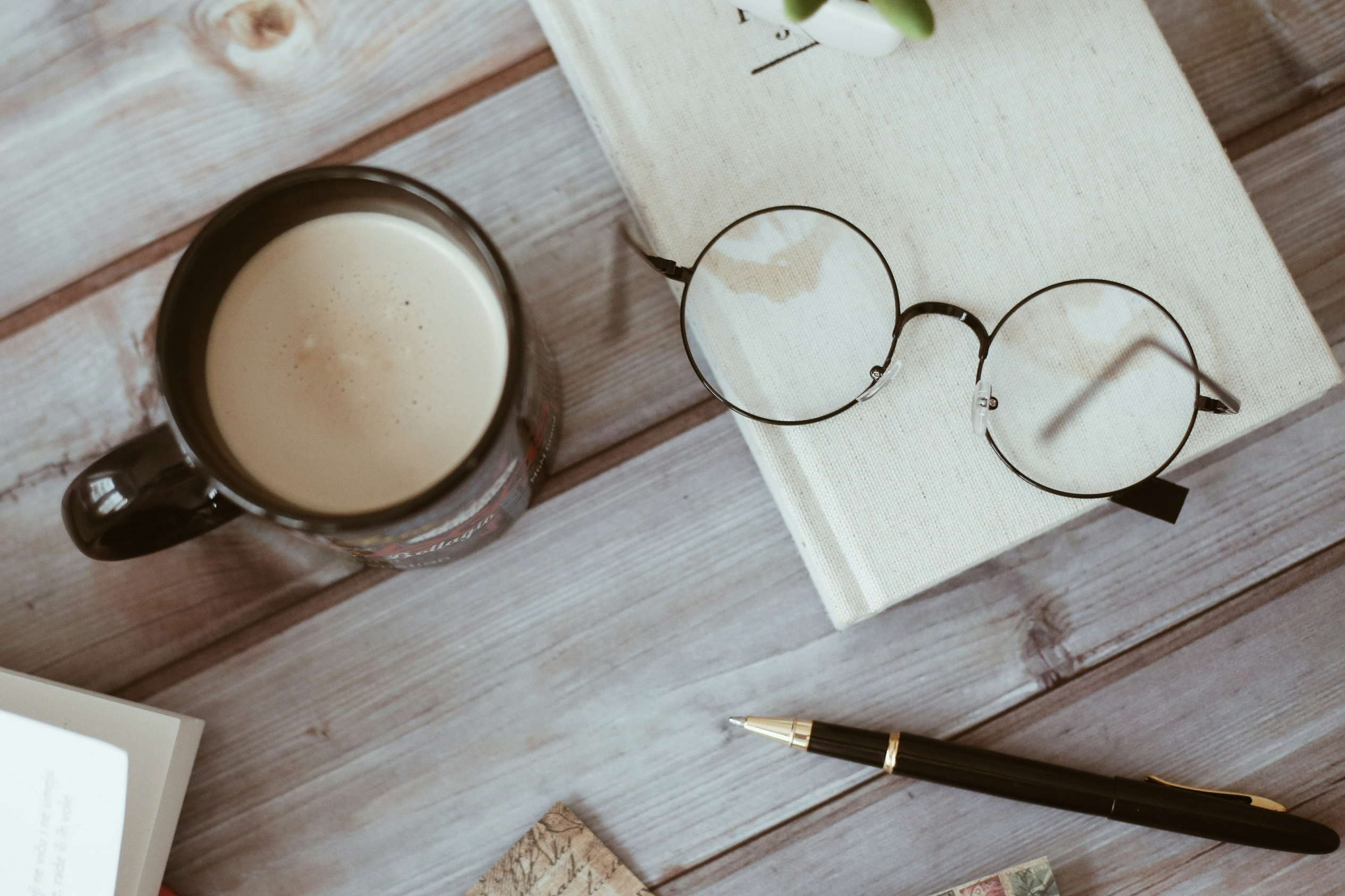 따뜻한 김이 모락모락 나는 찻잔, 집 안의 보일러 조절기 화면