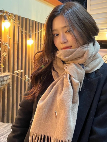 폴로 목도리 김민주 착용