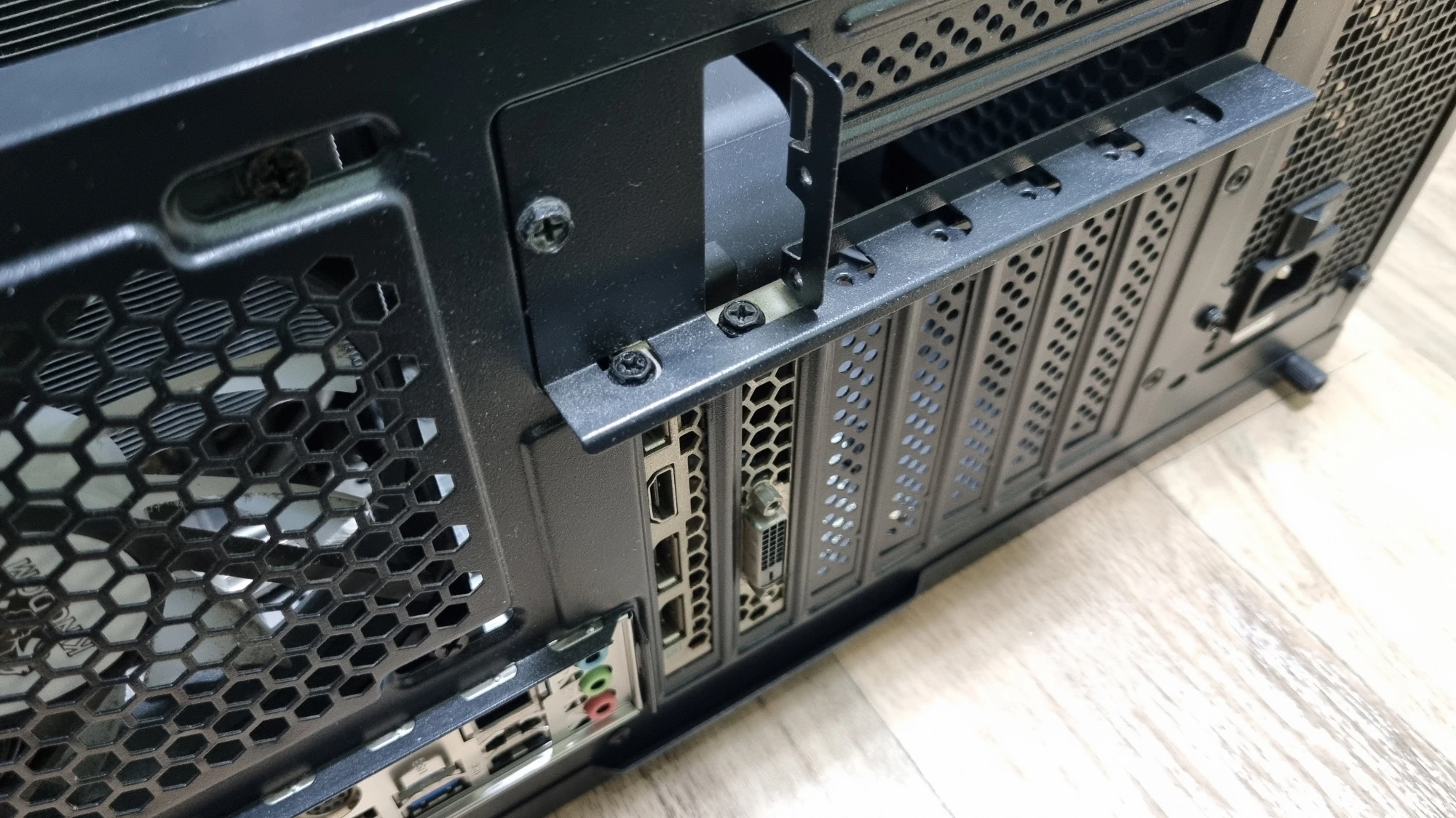 케이스 덮게 닫은 모습