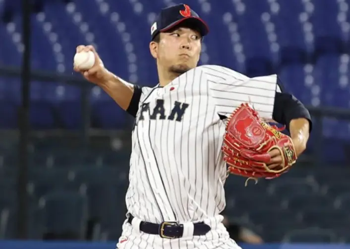 이정후-흰유니폼 검은소매 검은 야구모자를 쓴채 야구공을 힘껏 던지고 있는 스즈키 세이야