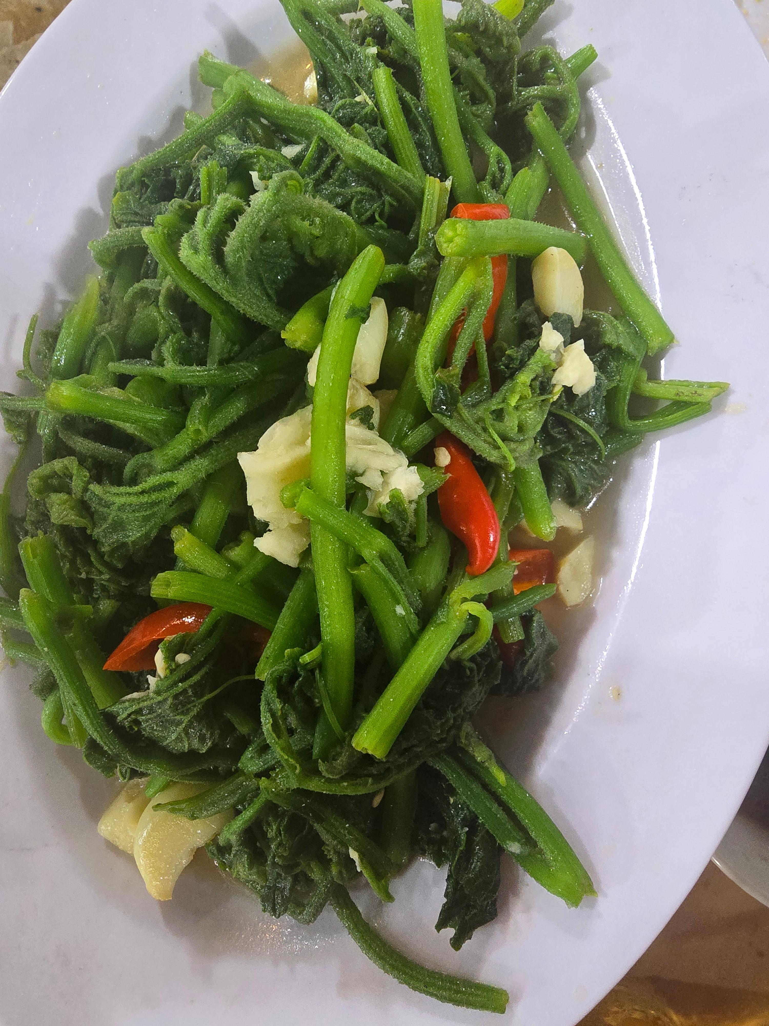 마늘과 고추로 볶은 베트남식 산채나물 요리