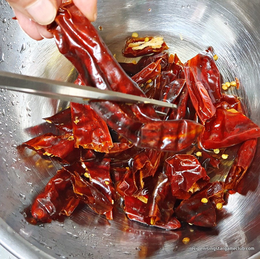 배추겉절이 양념으로 들어갈 홍고추 8개를 가위로 잘라 물에 불리는 사진