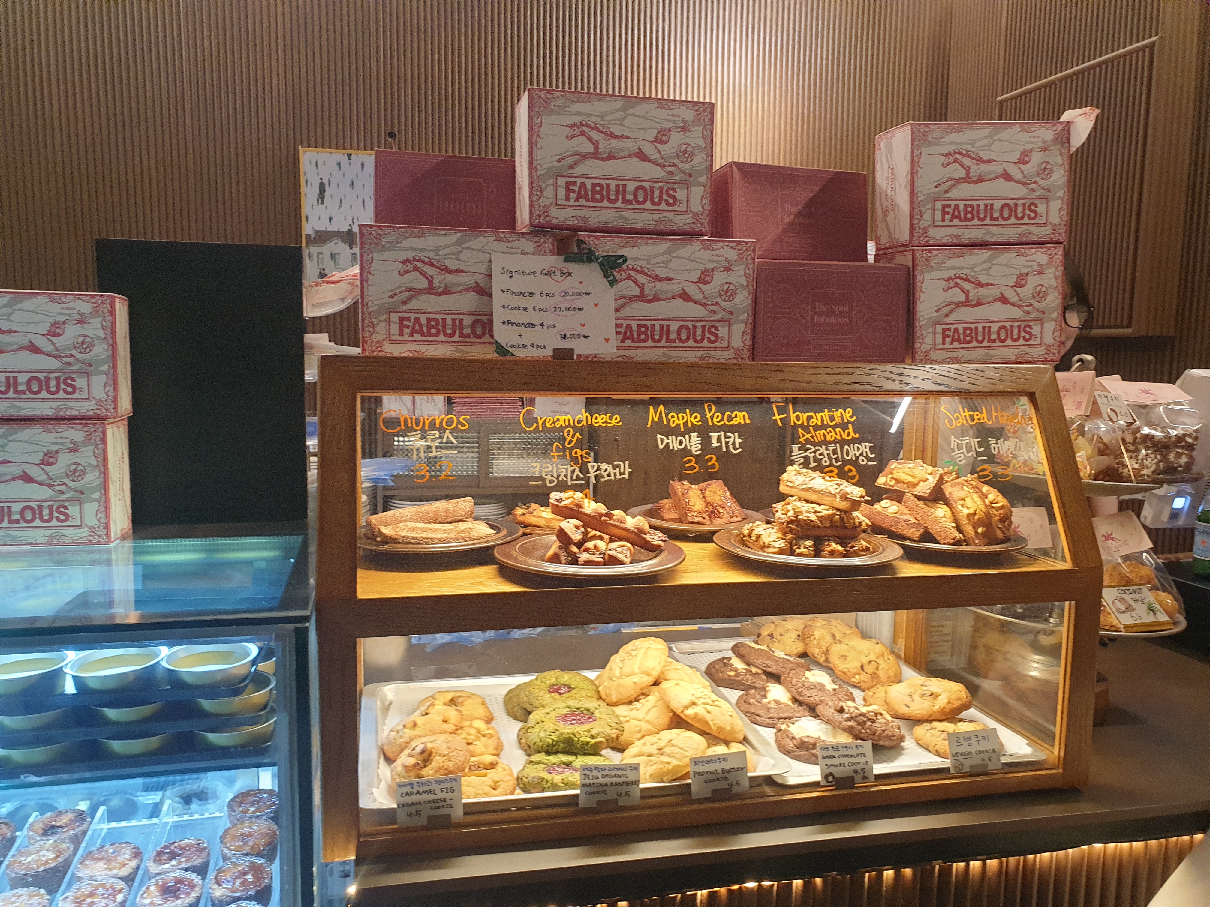 주문 프론트와 각종 케익 디저트 코너