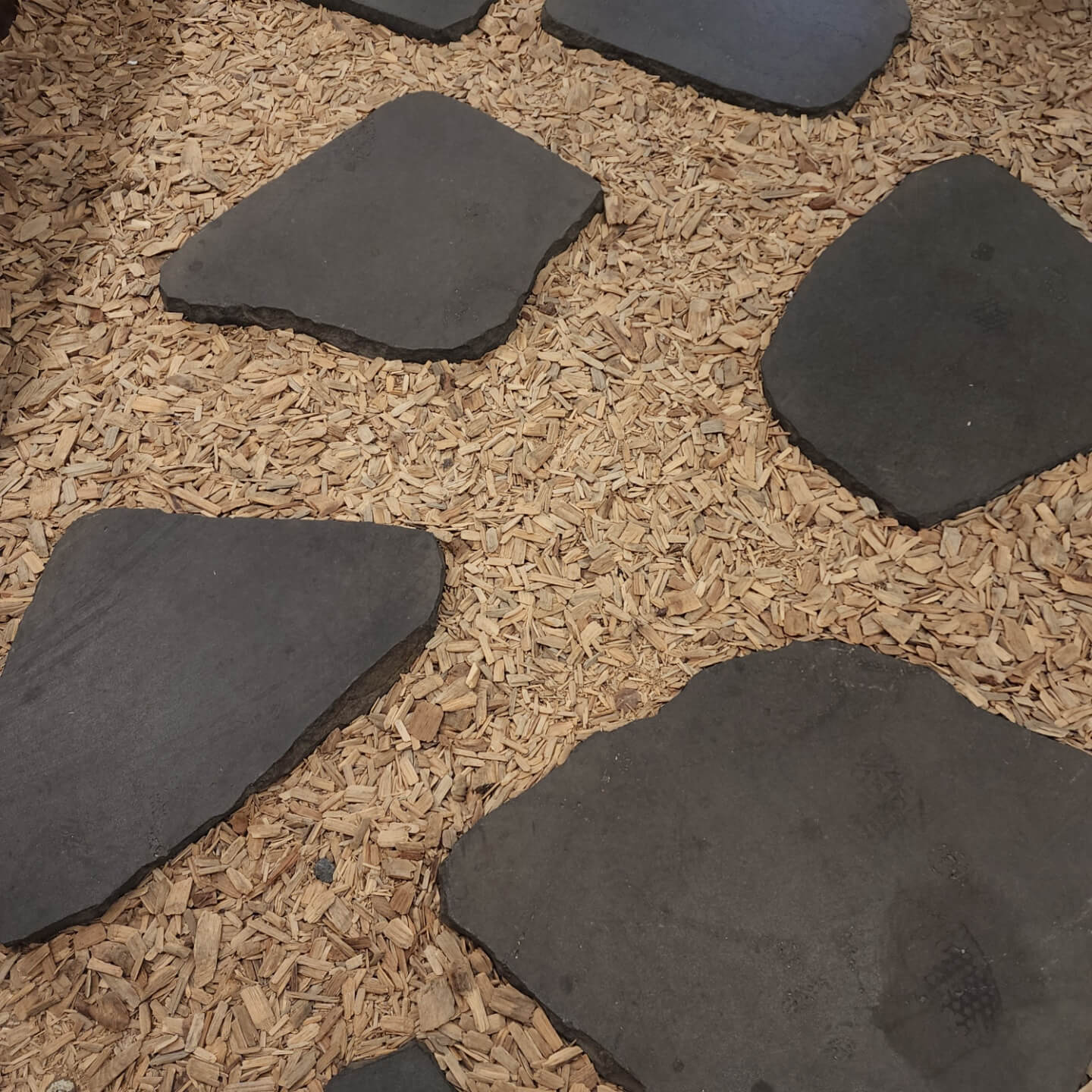 오이도카페-카페로아-인테리어-바닥-자연느낌