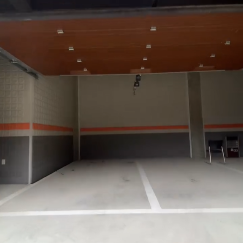 넓은 벙커식 주차장으로 가족들이 함께 주차를 할수 있는 공간을 갖고 있다.