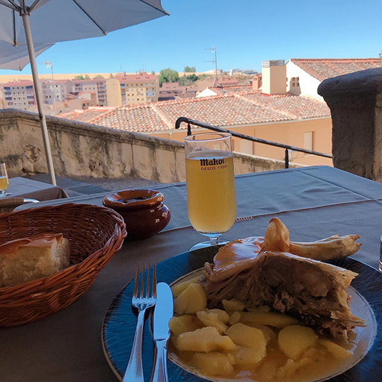 스페인의 돼지고기요리 꼬치니요