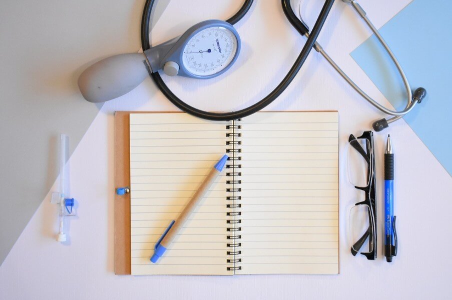 혈압을 재는 기계와 기록지