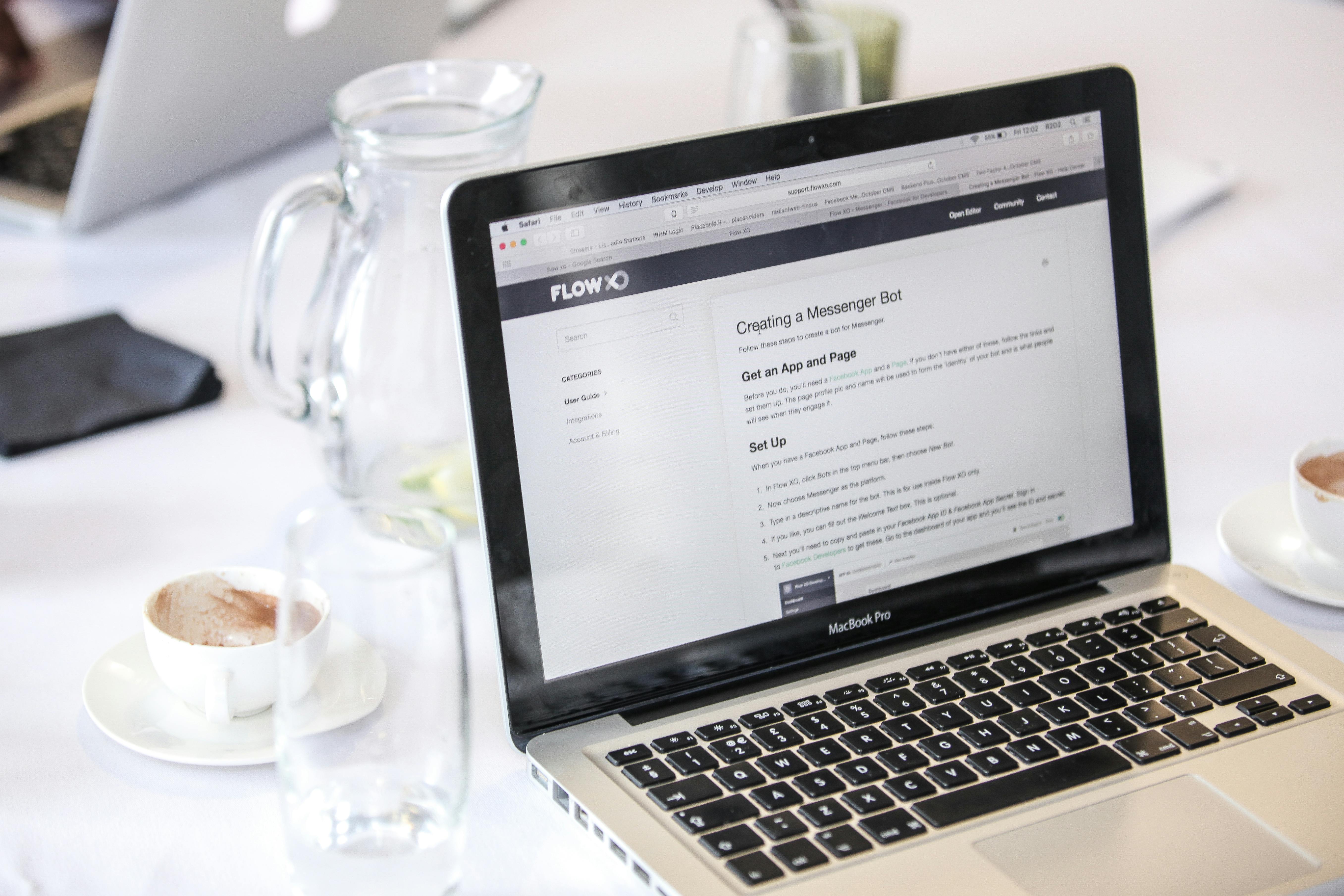 웹 사이트가 열려 있는 노트북