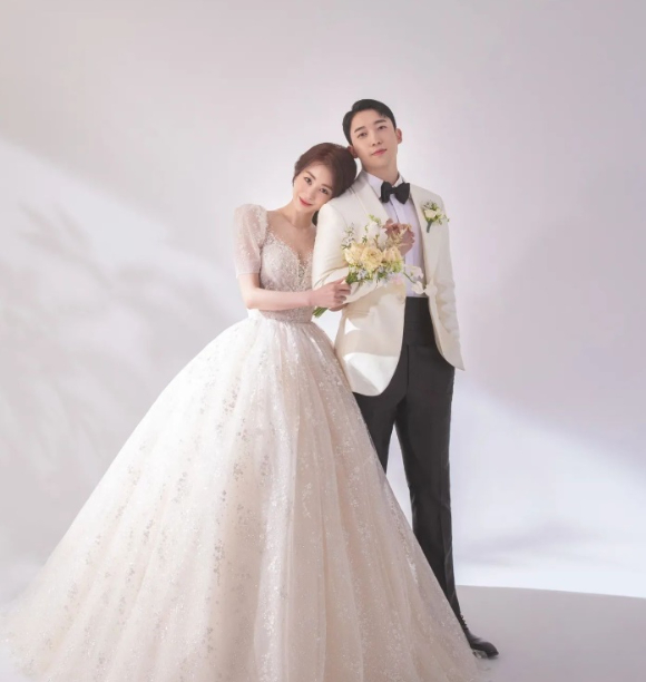 그룹 유키스 훈과 그룹 걸스데이 출신 황지선이 득남해 부모가 됐다. [사진=황지선 인스타그램]