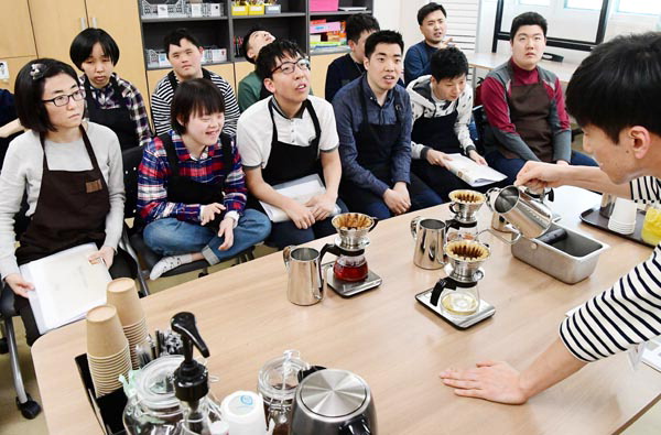 성인 발달장애인을 위한 특수학교 관련 이미지