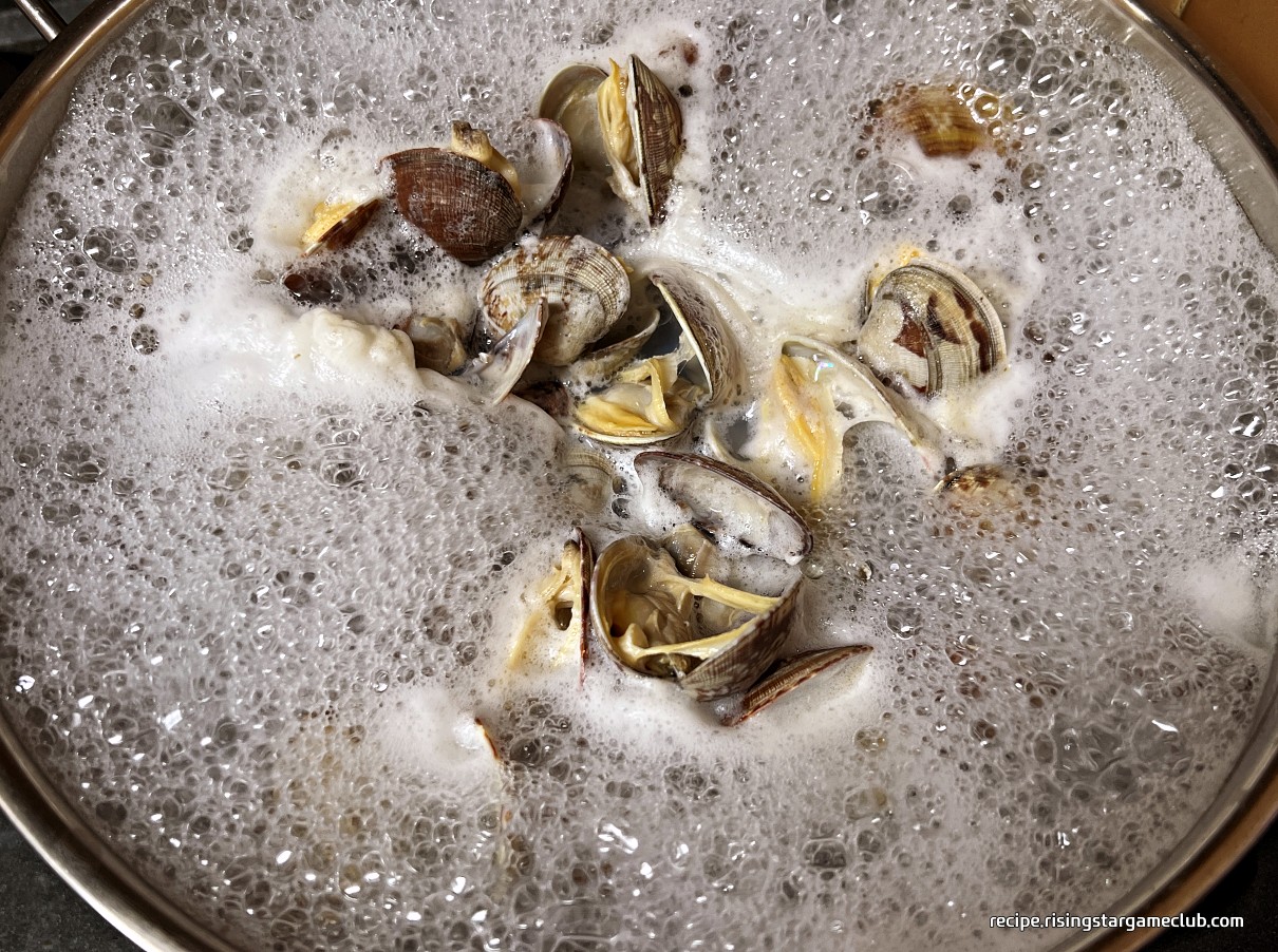 바지락 탕을 끓이는 사진