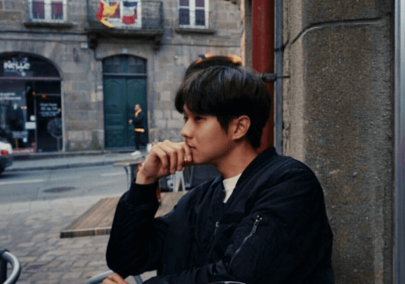 폼-잡고-있는-최우식