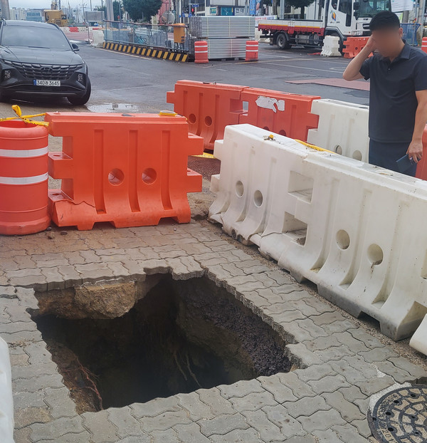 인위적으로 생기는 싱크홀 - 상하수도 누수