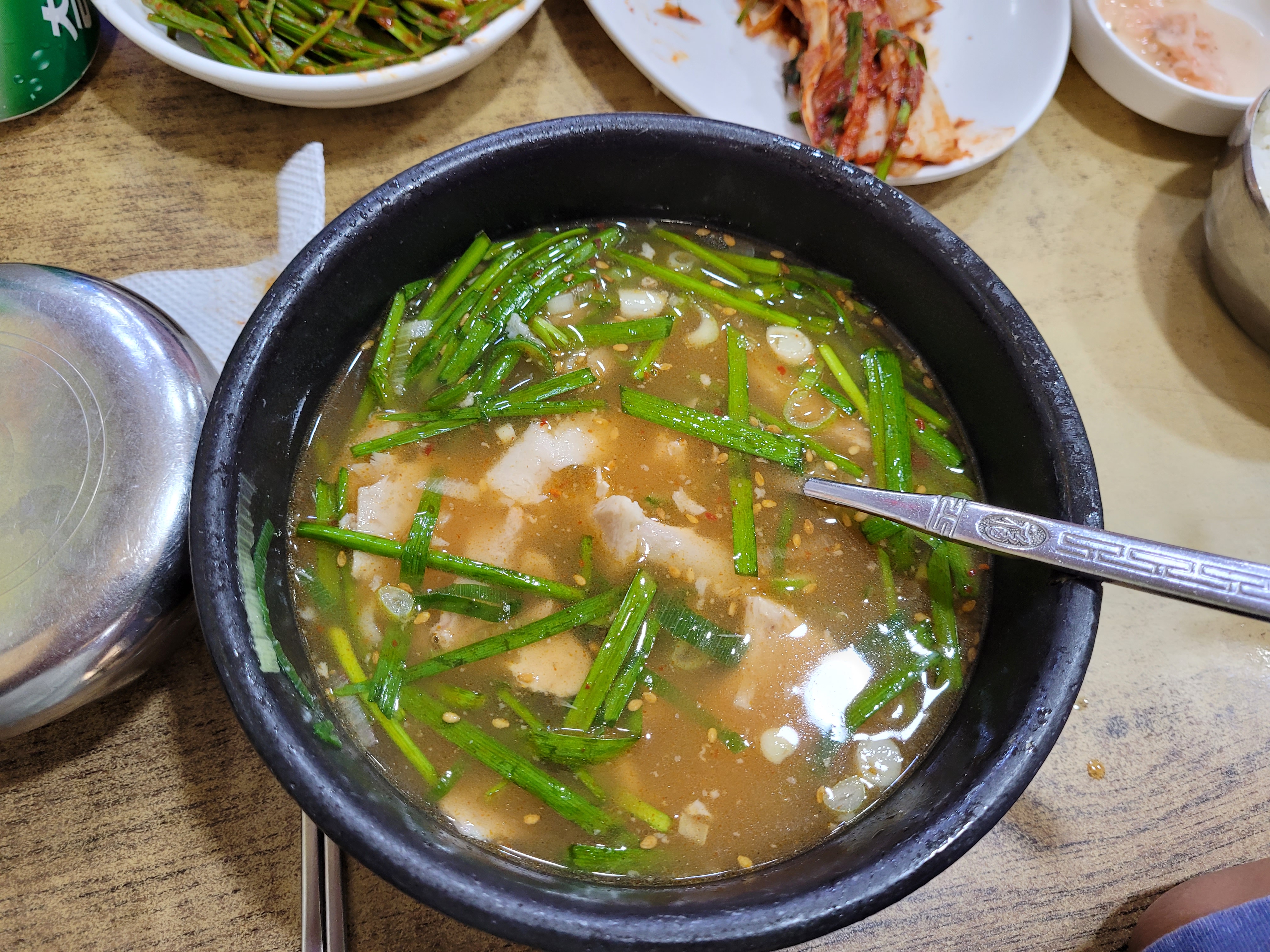 부추와 양념장을 넣은 돼지국밥