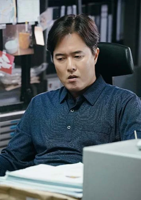 파랑티를 입고 의자에 앉아 있는 힘쎈여자 강남순의 하동석 캐릭터