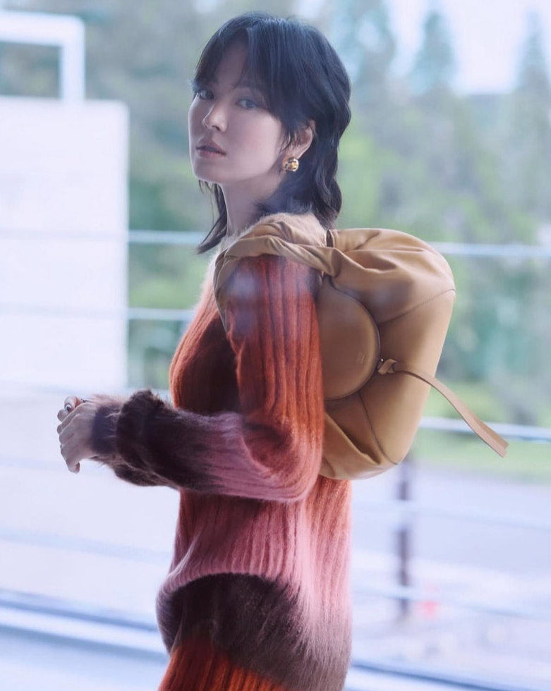 송혜교&amp;#44; 펜디 신상 스파이백으로 완성한 테토녀 스타일