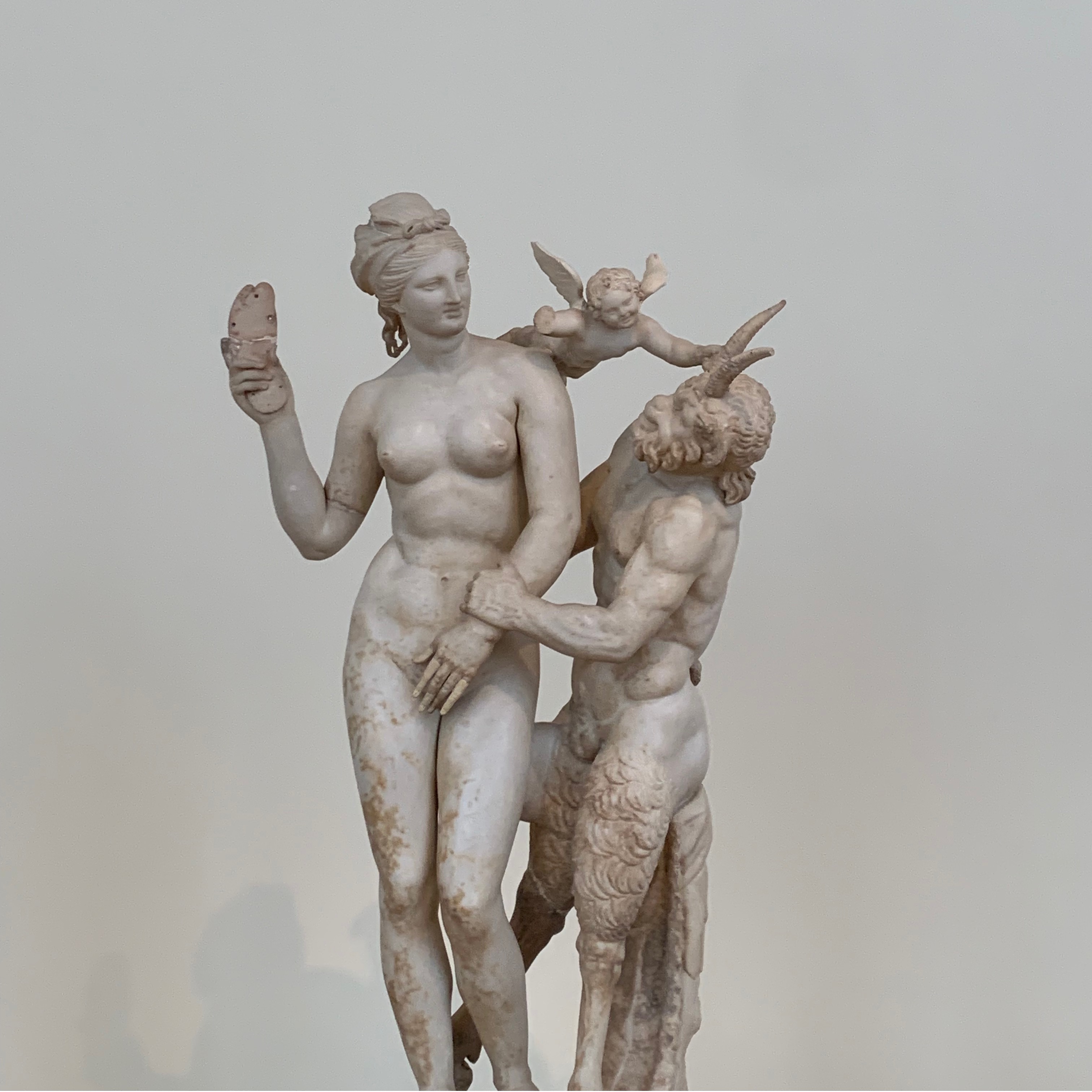 박물관 조각상 사진