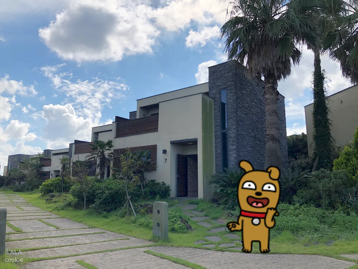 제주도-동쪽-가성비-숙소-아르츠-스파-앤-풀빌라-외관-야자수