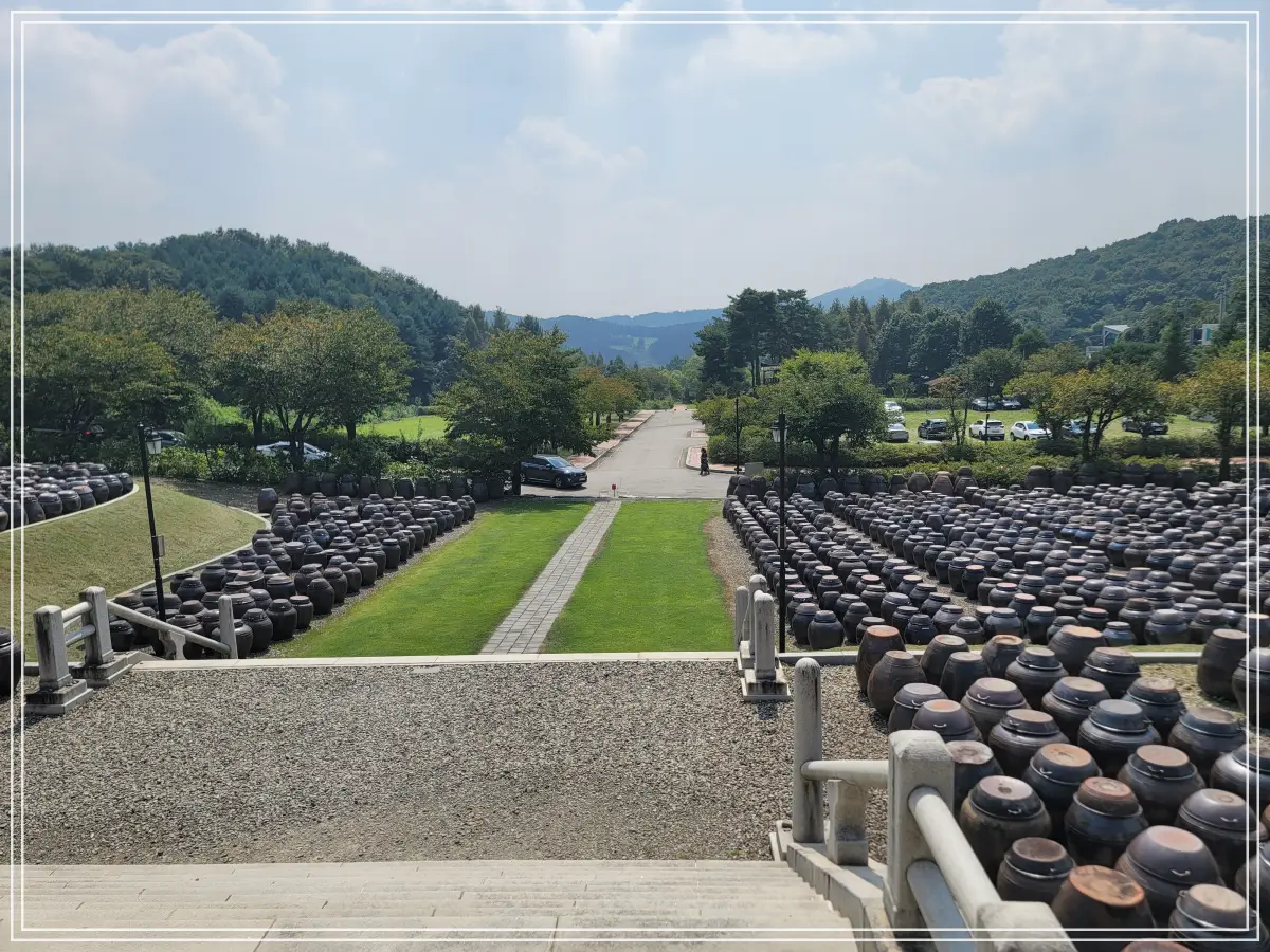 연천-세라비-한옥카페-계단-정면-장독대