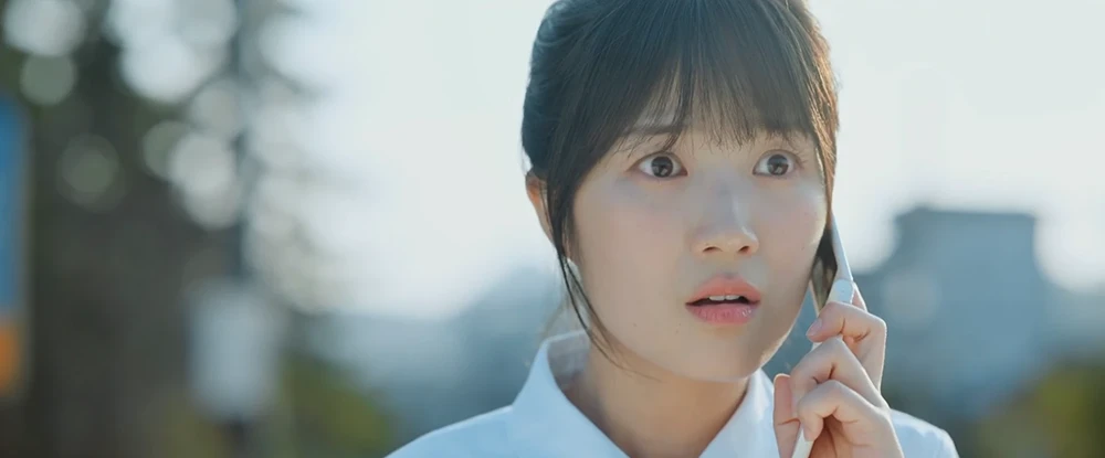 엄마-전화를-받고-놀라는-솔