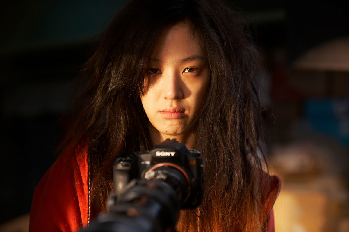 카메라 망원렌즈로 바깥 세상을 바라보는 여자 김씨