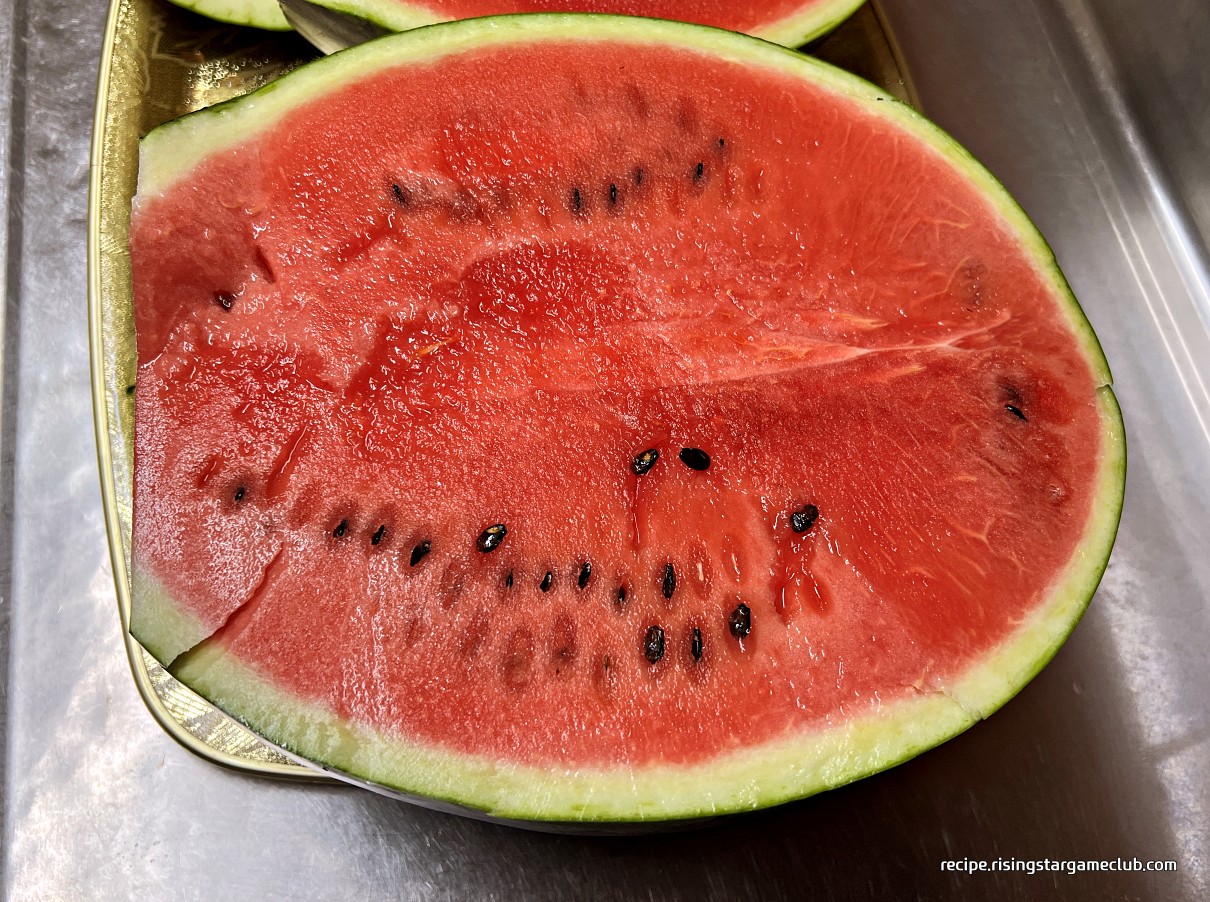 수박껍질(흰살) 무침에 들어갈 수박을 반으로 자른 사진