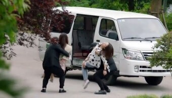 봉고차에-여성-두명을-강제로-끌고-태우는-남성들