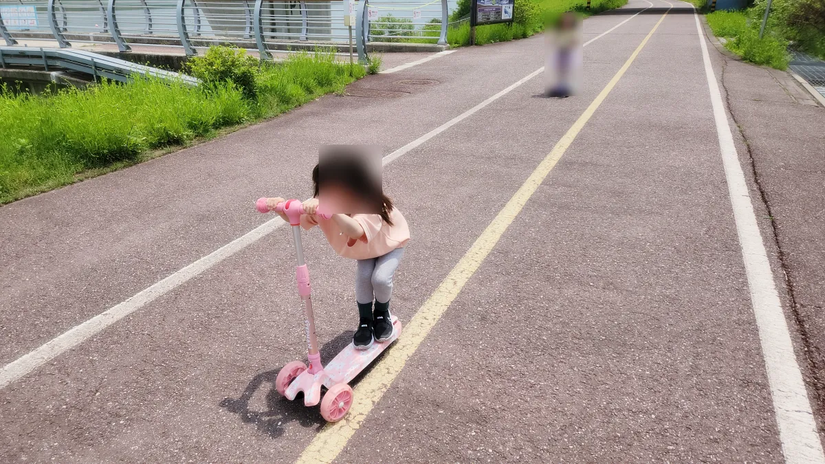 킥보드-타는-아이