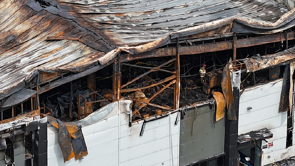 소방&middot;경찰 당국이 25일 오전 경기 화성시 서신면 일차전지 제조 공장 아리셀 건물에서 수색작업을 하고 있다. [사진=뉴시스]