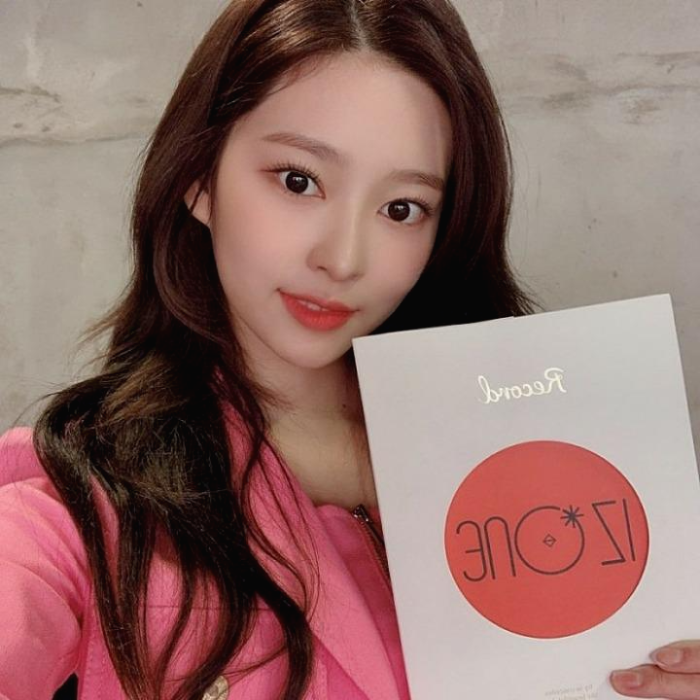 아이즈원 앨범 들고 김민주