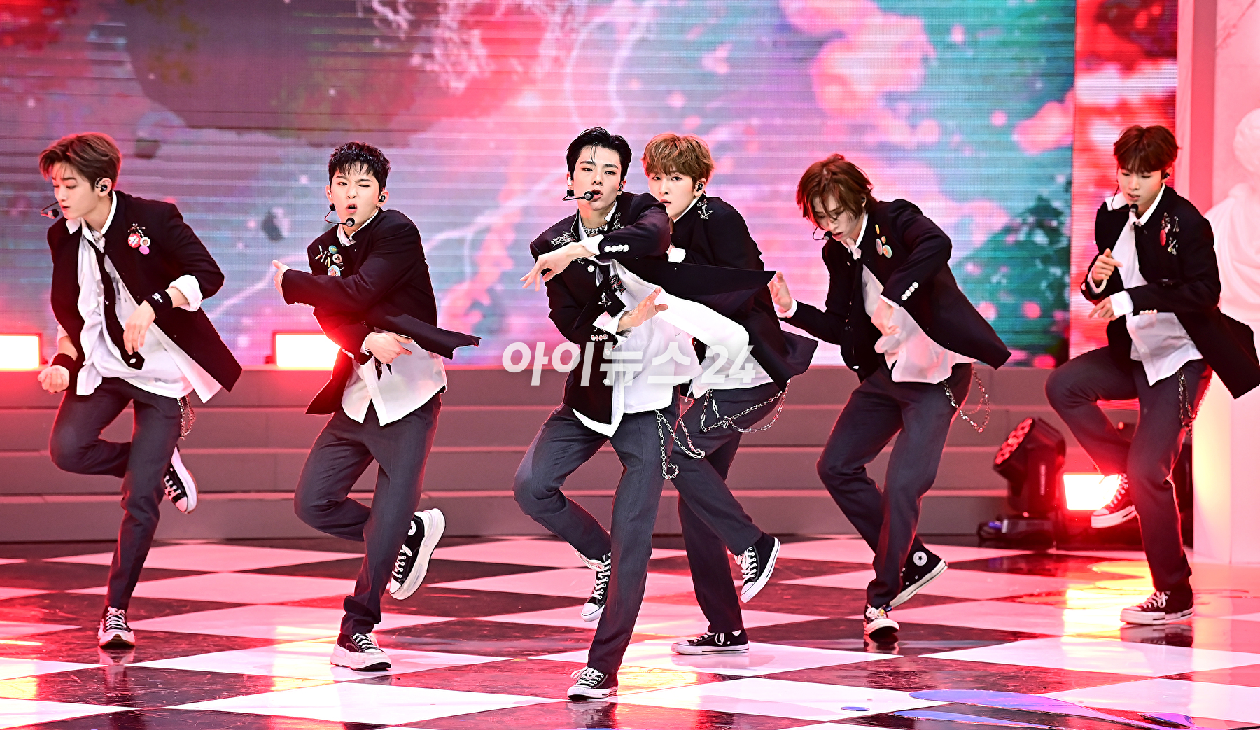 그룹 휘브(WHIB)가 8일 오후 서울 상암동 SBS프리즘타워에서 열린 싱글 1집 'Cut-Out'(컷-아웃)을 발매 기념 쇼케이스에 참석해 포토타임을 갖고 있다. [사진=곽영래 기자]