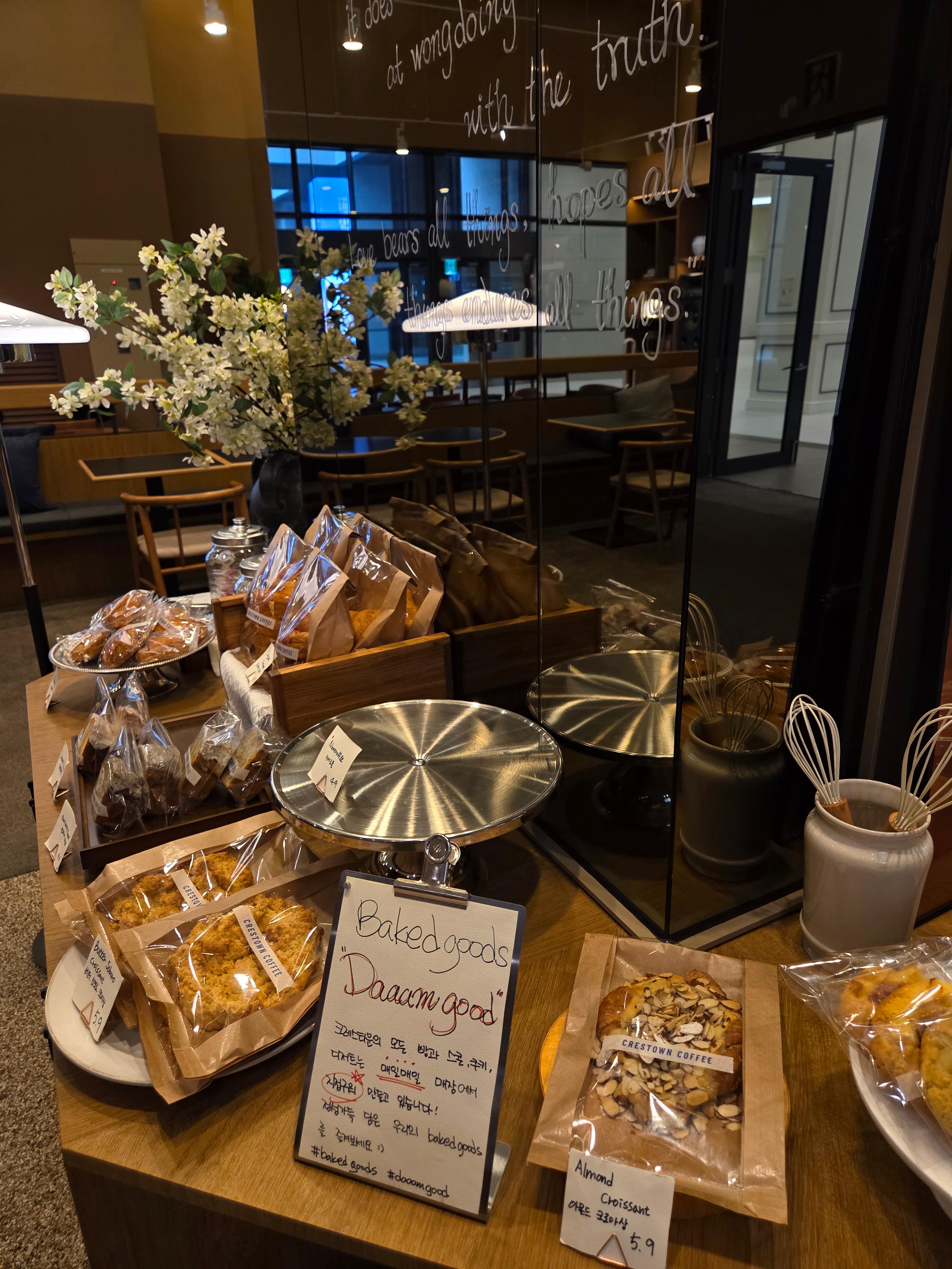 각종 스콘과 크루아상이 놓여 있는 베이커리 코너와 장식 소품