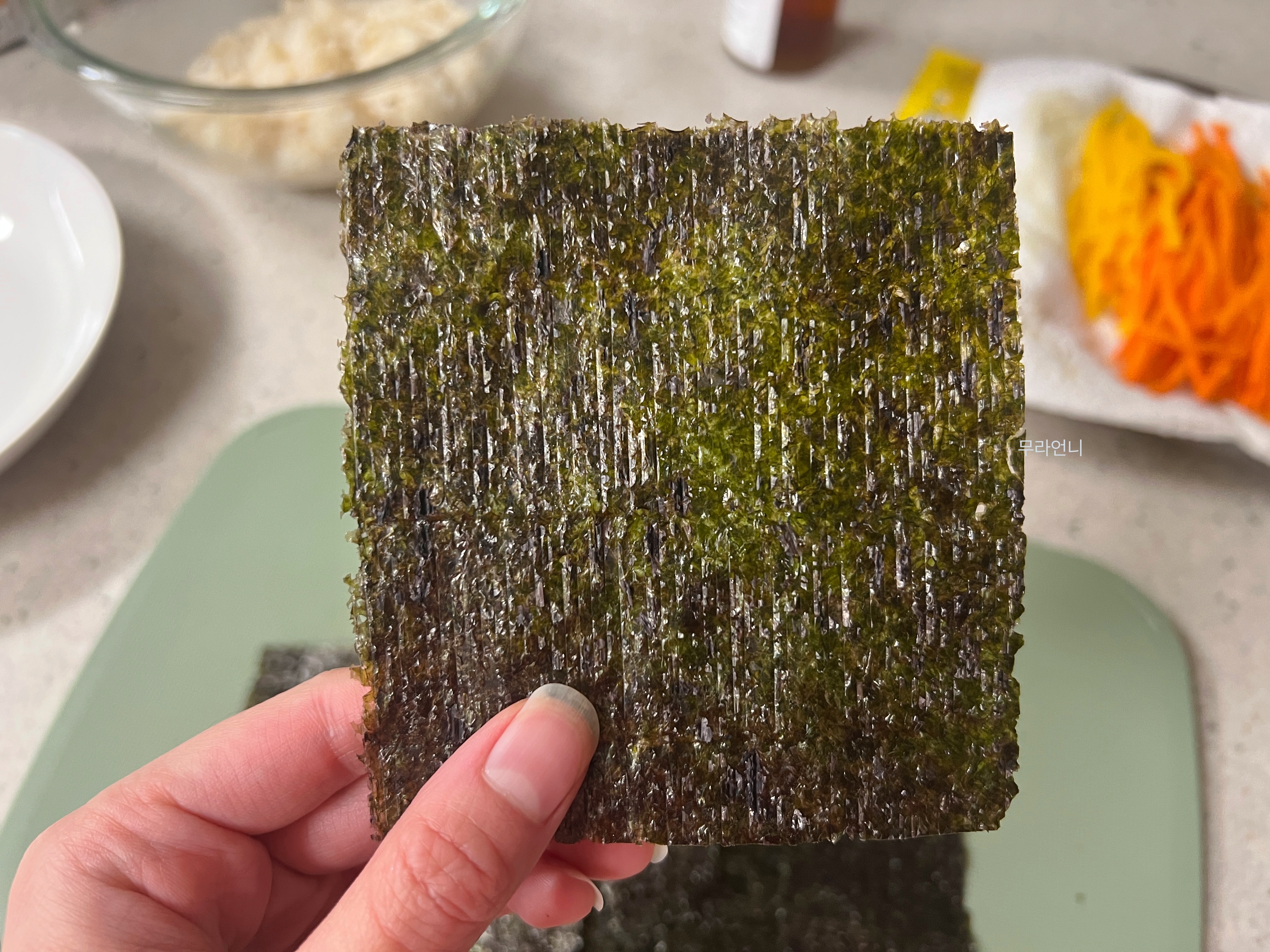 김의 거친면을 위로 하고 김밥 싸기