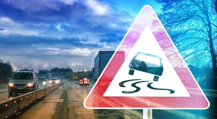 비때문에-미끄러워진-도로