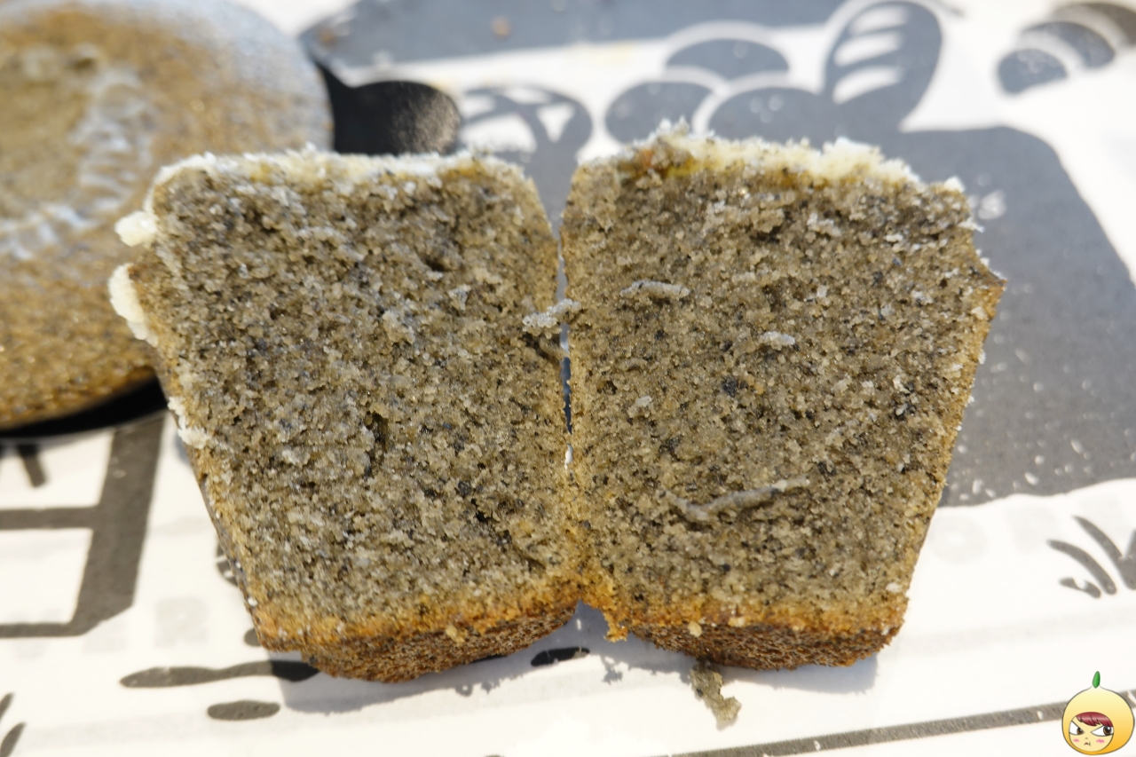 흑임자 갓 휘낭시에 단면