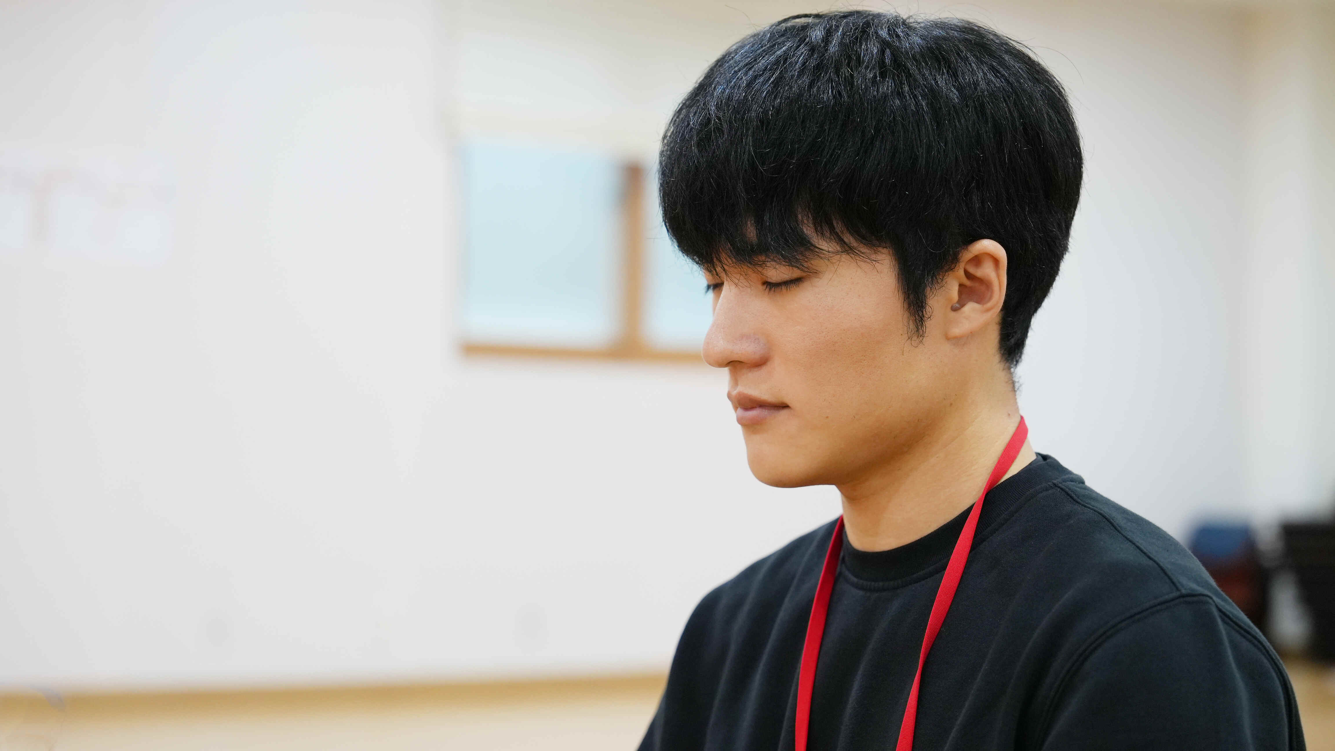 1박2일 명상캠프에서 평온하게 명상하는 20대의 모습