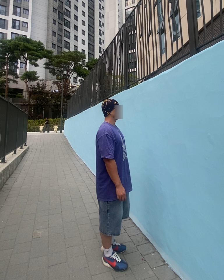 데일리룩('26. 9. 19.)맥우드건 마굿간 옐로우페인팅 비니, 스탠다드에러 피그먼트 티셔츠, 디미트리블랙 버뮤다 데님팬츠, 나이키 삭스, 나이키 문레이서, 케이엔드 터키석팔찌