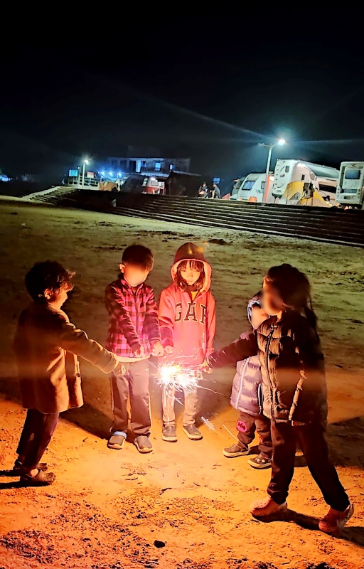 아이들이 모여 스파클러 불꽃놀이 불을 붙이는모습