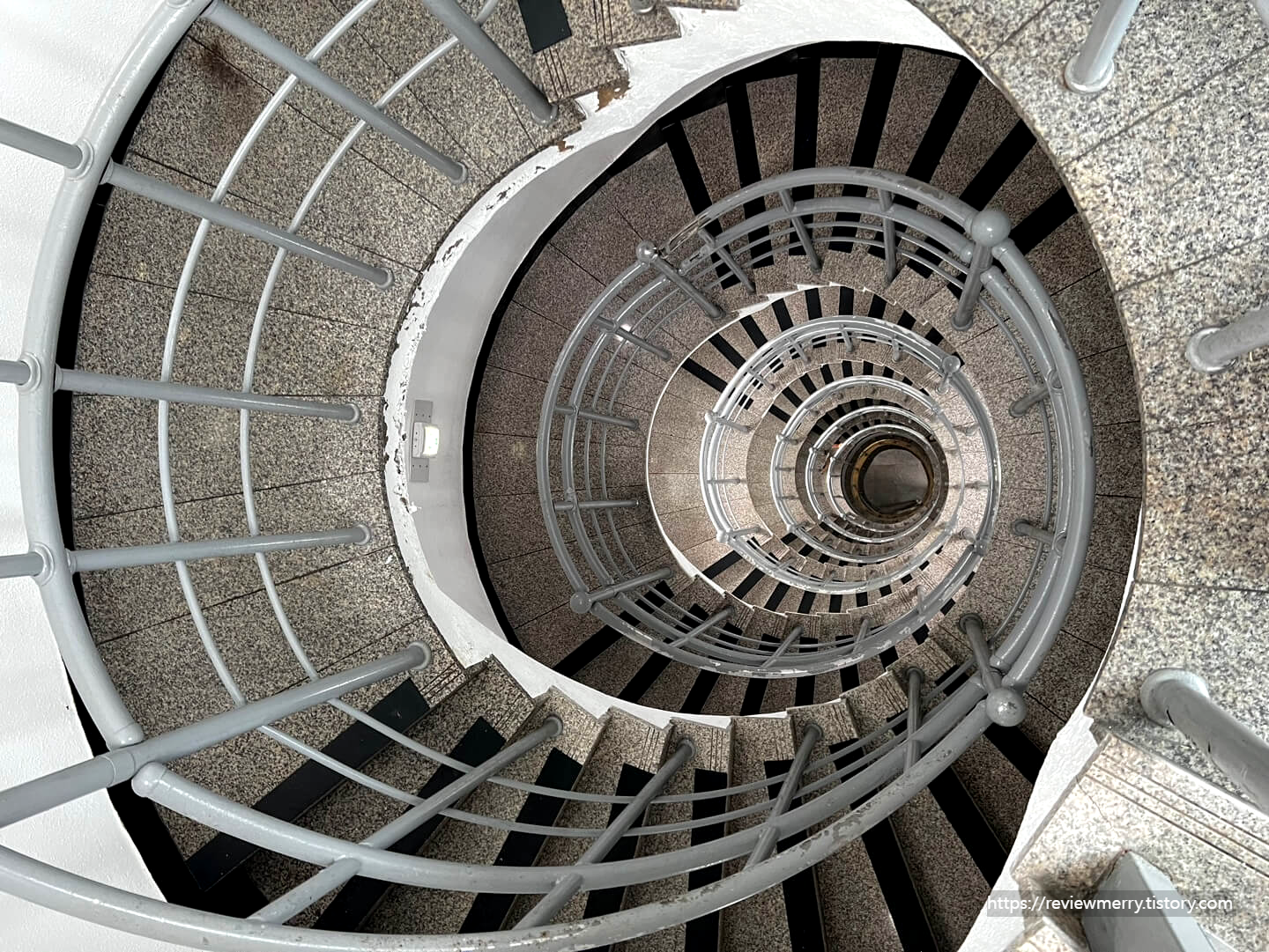 등대 전망대 내부계단