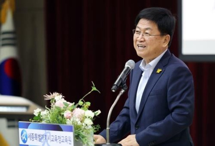 최교진 딸 책 홍보 논란