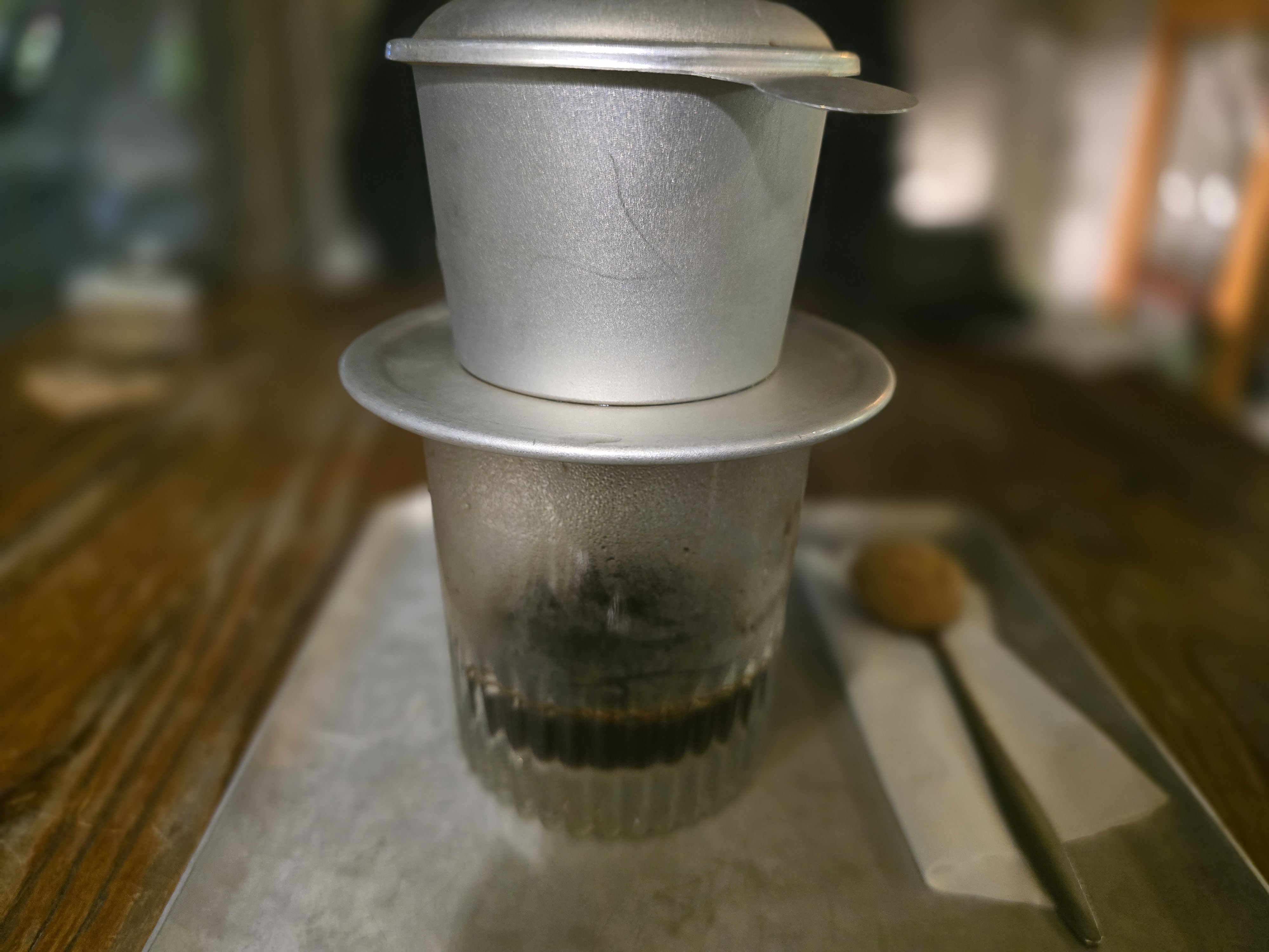 베트남 전통 커피 핀으로 한 방울씩 내리는 카페 쓰어다