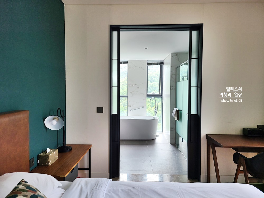 라까사호텔 광명 디럭스 더블룸 월렛 후기, 경기도 호캉스 추천, 숲 뷰 욕조